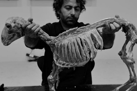 Ali Al-Fatlawi & Wathiq Al-Ameri(伊拉克,现居瑞士),《无题》,2016年10月23日,丹麦文化中心。摄影:依子雷 / Ali Al-Fatlawi & Wathiq Al-Ameri, Switzerland/Iraq, Untitled, Oct 23, 2016, Danish Cultural Center, Beijing. Photo: Yi Zi Lei