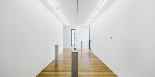 尼娜·卡内尔，“反射⽳”，展览现场（感谢LEO XU PROJECTS提供配图） / Nina Canell, “Reflexology”, installation view. Courtesy Leo Xu Porjects.