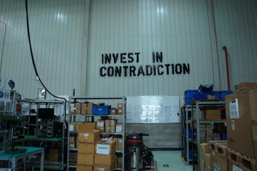 在北京伯纳德控制设备有限公司的社会敏感性研发部,项目2,马永峰,《新“大字报”》,(图片由社会敏感性研发部提供)/ Social Sensibility R&D Department at Bernard Controls China, Project no.2, Ma Yongfeng, “Invest in Contradiction”. Courtesy Social Sensibility Research Institute