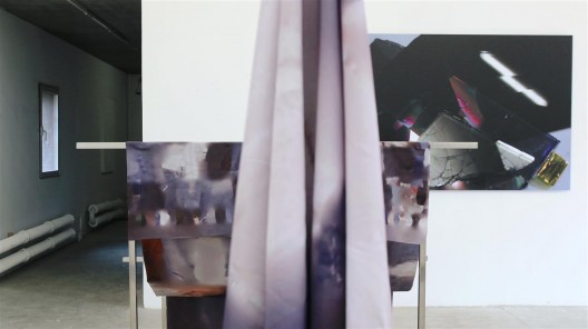 格雷戈里·夏通斯基，《落下》，尺寸可变，2015（图片由中国北京独角兽艺术空间提供） / Grégory Chatonsky, “Tombée”, printed tapestry, dimensions variable, 2015. Courtesy UNICORN Art, Beijing, Ch