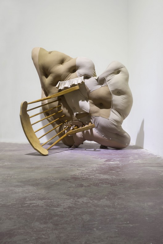 《不确定的疼痛》，旧衣物、木椅122×102×46cm，2015年