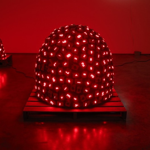 宫岛达男，《堆积生命 No.2》，2009，防水LED、纤维增强式塑料、电线、变压器，图片由艺术家和Lisson Gallery提供，版权归艺术家所有，摄影：Ken Adlard