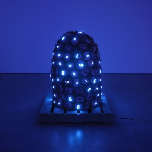 宫岛达男，《堆积生命 No.4》，2009/2016，防水LED、纤维增强式塑料、电线、变压器，图片由艺术家和Lisson Gallery提供，版权归艺术家所有，摄影：Ken Adlard