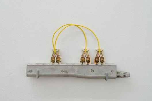 张如怡，《电船》，混凝土、插头及电线，24.5 x 3 x 2 cm，2016 / Zhang Ruyi, Electric Boat, Concrete, plug and electric wire , 24.5 x 3 x 2 cm, 2016