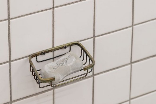 张如怡，《香皂》，混凝土，香皂架, 9 x 5 x 3 cm（香皂）, 12.7 x 8.4 x 3.5 cm （香皂架），2016 / Zhang Ruyi, Soap, Concrete, soap holder, 9 x 5 x 3 cm (Soap), 12.7 x 8.4 x 3.5 cm (Soap holder), 2016
