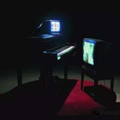 Hu Jieming, Related to Happiness, 1999, electric piano, television, 3 minutes 16 seconds
胡介鸣，《与快乐有关》，1999，电钢琴、电视机