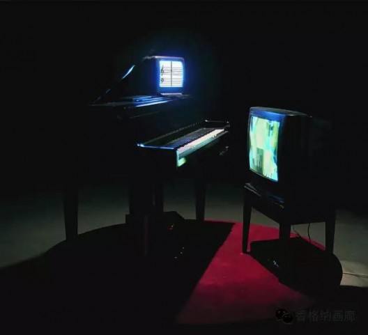 Hu Jieming, Related to Happiness, 1999, electric piano, television, 3 minutes 16 seconds 胡介鸣，《与快乐有关》，1999，电钢琴、电视机 