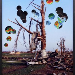 《天气灾难》 摄影，UV打印照片、玻璃、铝板，2012 / 《Disasters of the Weather》 photograph 2012