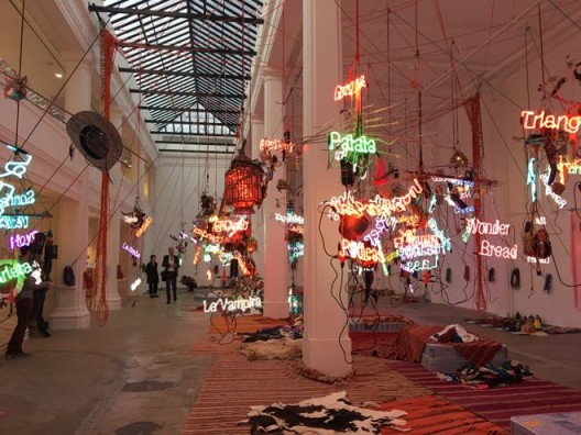 Jason Rhoades, “Tijuanatanjierchandelier”, 2006 贾森·罗兹，《蒂华纳丹吉尔吊灯》，2006