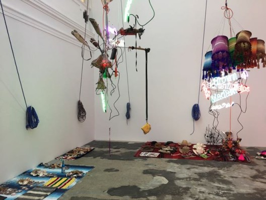 Jason Rhoades, “Tijuanatanjierchandelier”, 2006 贾森·罗兹，《蒂华纳丹吉尔吊灯》，2006