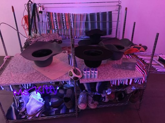 Jason Rhoades, “The Black Pussy…and the Pagan Idol Workshop” , 2005 贾森·罗兹,《黑屄与异教偶像工坊》,2005
