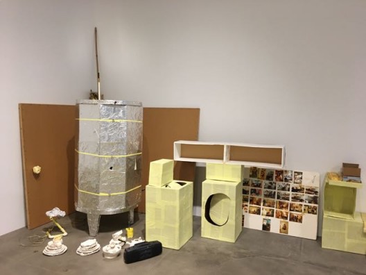 Jason Rhoades, “Swedish Erotica and Fiero Parts”, 1994 贾森·罗兹,《瑞典情色与菲耶罗部件》,1994