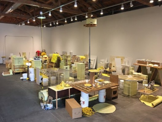 Jason Rhoades, “Swedish Erotica and Fiero Parts”, 1994 贾森·罗兹,《瑞典情色与菲耶罗部件》,1994