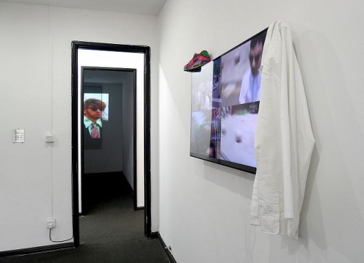刘野夫,《小拉尔夫》,视频,2015,(左);《浮点》,单通道高清视频装置,2015,(右) / liu yefu, “ralph rockefeller jr”, video, 2015 (left); “floating point”, single channel hd video installation, color, sound, 2015(right)
