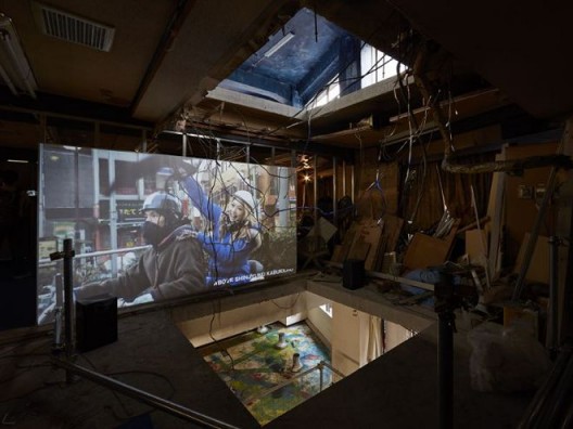 Chim↑Pom,《死亡的漆黑》,2008、2016(版权:Chim↑Pom;鸣谢:艺术家和东京MUJINTO Production;摄影:KENJI MORITA)/ Chim↑Pom, “Black Of Death”, 2008, 2016 (© Chim↑Pom; courtesy of the artist and MUJINTO Production, Tokyo; photo by KENJI MORITA)