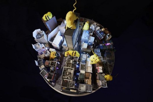 Chim↑Pom,《超级老鼠 – 实景模型新宿– 》,2016(版权:Chim↑Pom;鸣谢:艺术家和东京MUJINTO Production;摄影:KENJI MORITA)/ Chim↑Pom, “SUPER RAT –Diorama Shinjuku–”, 2016 (© Chim↑Pom; courtesy of the artist and MUJINTO Production, Tokyo; photo by KENJI MORITA)