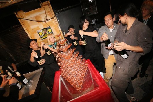 Chim↑Pom的成员在开幕派对上祝酒（摄影：YUKI MAEDA） / Chim↑Pom members make a toast at the opening party (photo by YUKI MAEDA)