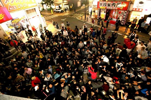 聚集在实验剧团Akumanoshirushi的人群（摄影：YUKI MAEDA） / Crowd gathering around experimental theater group Akumanoshirushi (photo by YUKI MAEDA)