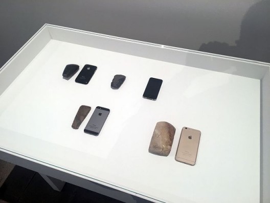 岛袋道浩(Shimabuku)的《人类古老的和新晋的工具(Oldest and Newest Tools of Human Beings)》,在军械库的主题展中 Shimabuku’s Oldest and Newest Tools of Human Beings, in the main exhibition at the Arsenale