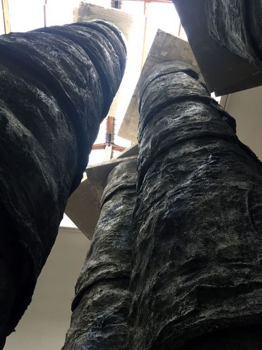 由家菲里达·巴洛(Phyllida Barlow)造的那些庞然大物中的一个,我喜欢 One of those really big things by Phyllida Barlow that I like