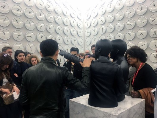策展人李大衡(Lee Daehyung)介绍Lee Wan为韩国馆造的作品。他给我们带来了一场非常愉快的旅行。他是策展人兼艺人,众多天才中的一位 Curator Lee Daehyung introduces Lee Wan’s work for the South Korean Pavilion. It is a really enjoyable tour he gives us. He’s a curator and an entertainer, a man of many talents