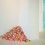 费利克斯·冈萨雷斯-托雷斯，《“无题” 》（罗斯在洛杉矶的肖像）， 糖、彩色玻璃包装纸，数量无限，总尺寸可变，理想重量：175磅，1991年。“费利克斯·冈萨雷斯-托雷斯”，展览现场。上海外滩美术馆。2016年9月30日–12月25日。策展人：拉瑞斯·弗洛乔，李棋。© 费利克斯·冈萨雷斯-托雷斯基金会。Felix Gonzalez-Torres, "Untitled" (Portrait of Ross in L.A.), candies individually wrapped in multicolored cellophane, endless supply, overall dimensions vary with installation, ideal weight: 175 lbs, 1991 (left). Installation view: “Felix Gonzalez-Torres”. Rockbund Art Museum, Shanghai, China. 30 Sept. – 25 Dec. 2016. Curs. Larys Frogier and Li Qi. © The Felix Gonzalez-Torres Foundation. Courtesy of Andrea Rosen Gallery, New York