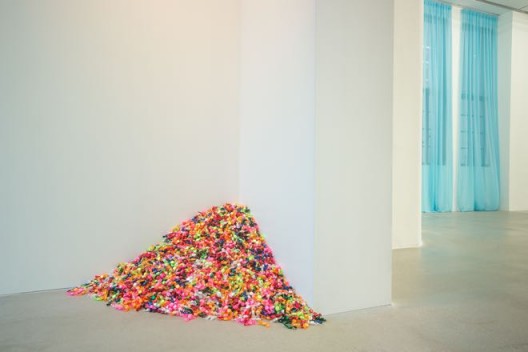 费利克斯·冈萨雷斯-托雷斯，《“无题” 》（罗斯在洛杉矶的肖像）， 糖、彩色玻璃包装纸，数量无限，总尺寸可变，理想重量：175磅，1991年。“费利克斯·冈萨雷斯-托雷斯”，展览现场。上海外滩美术馆。2016年9月30日–12月25日。策展人：拉瑞斯·弗洛乔，李棋。© 费利克斯·冈萨雷斯-托雷斯基金会。Felix Gonzalez-Torres, 
