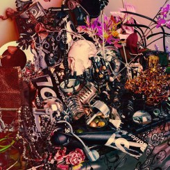 “Still life with pearls”, Pigment print on Enhanced Epson paper, 135 x 171 x 6 cm, 2014 (Courtesy of the artist and Galerie Nathalie Obadia, Paris/Brussels)
《静物：珍珠》，颜料墨水打印，135 x 171 x 6 cm，2014（鸣谢艺术家和娜塔莉·奥巴迪亚画廊，巴黎／布鲁塞尔）