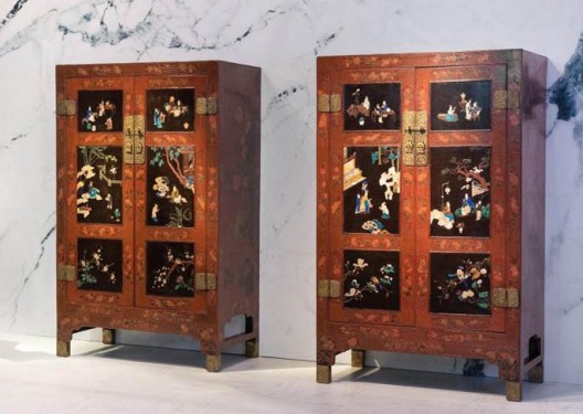  Pair of cabinets 大櫃一對, Qiangjin and Caihua lacquer on red background embellished with baibao inlay 紅底戧金/彩繪、百寶嵌, 清代 Qing Dynasty 18世紀早期 early 18th century, 127 x 198 x 63.5 cm each
