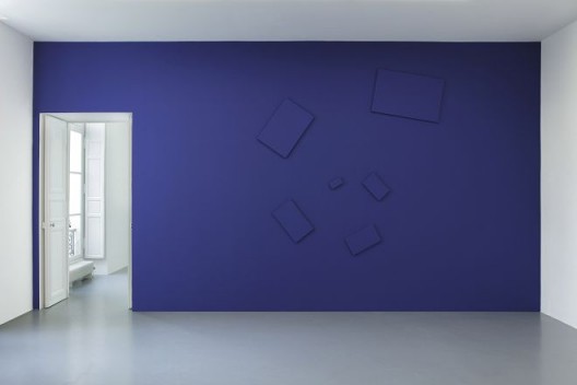 Claude Rutault, de-finition/method “elements in a spiral”, 1976. Paint on canvas, variable dimensions according to the actualization. Here: actualization on blue wall: 355 × 365 cm / 139 3/4 × 143 11/16 in