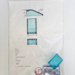 承载于独立胶袋中的三十件[身份不明物]及该物之A4素描，编号3，1993
