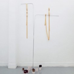 He Yida, "Tie up loose ends", Elastic band, stainless steel rod, ceramic, slap bracelet, sealed with chamois leather cloth, Dimension variable, 2014
何意达，《有始有终》，松紧带、空心钢管、陶土、金属自束带包鹿皮布，尺寸可变，2014