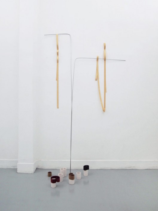 He Yida, "Tie up loose ends", Elastic band, stainless steel rod, ceramic, slap bracelet, sealed with chamois leather cloth, Dimension variable, 2014 何意达，《有始有终》，松紧带、空心钢管、陶土、金属自束带包鹿皮布，尺寸可变，2014