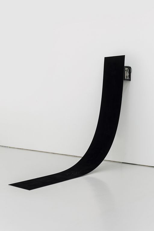 《一滴水》,绒布,泵,PVC,水,50 × 280 × 220 (h)cm,2017 “A Drop”, fabric, pump, PVC, water, 50 × 280 × 220 (h)cm, 2017