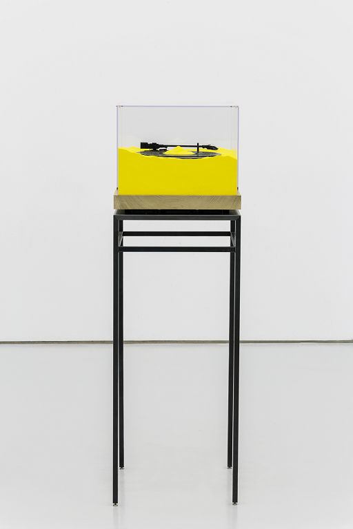 《吱呀1》,黑胶唱机, 扬声器, 沙, 玻璃, 木, 金属,48 × 43 × 137 (h)cm,2016 “Creak and Groan 1”, turntable, speaker, sand, glass, beech, metal, 48 × 43 × 137 (h)cm, 2016