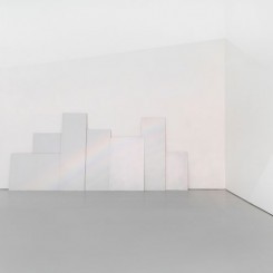 《彩虹》，玻璃微珠，铝板，灯，245 × 560cm，2017
“Rainbow”, glass microspheres, aluminum panel, light, 245 × 560cm, 2017