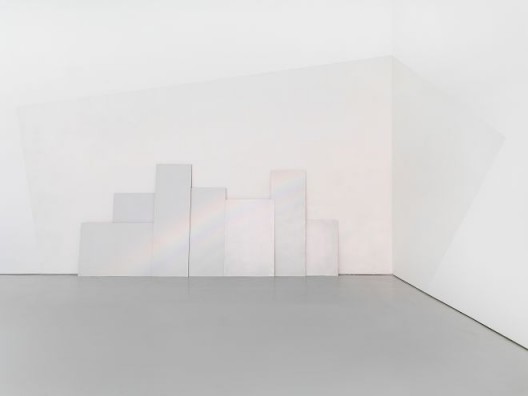 《彩虹》,玻璃微珠,铝板,灯,245 × 560cm,2017 “Rainbow”, glass microspheres, aluminum panel, light, 245 × 560cm, 2017