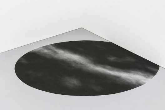 《星空》,黑钢玉砂,白钢玉砂,长轴 900cm; 短轴 520cm,2017 “Star Field”, black corundum, white corundum, major axis: 900cm; minor axis: 520cm, 2017