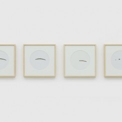 《Sun Drawing》，阳光，热敏纸，21 × 29.7 cm ，装裱尺寸32 x 32 cm，2014
“Sun Drawing”, sunlight, thermal paper, wood, 21 × 29.7 cm, framing: 32 x 32 cm, 2014