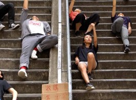 “Fall like a feather”, Performative act in various locations in Hong Kong, Video documentation, 11’15”, sound, color
《坠落如羽》，行动表演于香港多处地区演出，录像纪录11’15”, 有声彩色