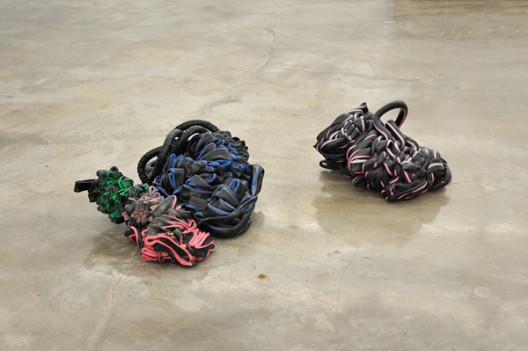 Nina Canell, Shedding Sheaths (H) (detail), 2015 Fiber-optic cable sheaths, concrete尼娜·加奈尔，《Shedding Sheaths》 细节图，2015年 Fibre-optic cable sheaths， concrete 