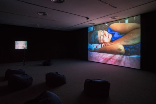 Apichatpong WEERASETHAKUL,“Async - First Light ”, Single-channel video,11:03 mins,Music by Ryuichi Sakamoto; a poem by Arseny Tarkovsky, narrated by David Sylvian,2017((courtesy of Apichatpong Weerasethakul and ShanghART Gallery, photographer Alessandro Wang)) 阿彼察邦·韦拉斯哈古,《Async - 第一束光 》,单路视频,音乐:坂本龙一;诗:阿尔谢尼·塔尔科夫斯基(由戴维·西尔维恩朗诵),2017(图片来自艺术家阿彼察邦•韦拉斯哈古以及香格纳画廊,摄影师为Alessandro Wang)