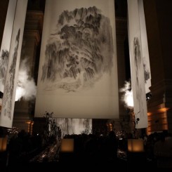 2009年，《山不厌高：徐龙森山水画展》，比利时布鲁塞尔皇家法院。（图片由艺术家提供）
“XU Longsen: On Top of A Thousand Mountains”, Palace of Justice, Brussels, Belgium, 2009. (Image Courtesy of the Artist)