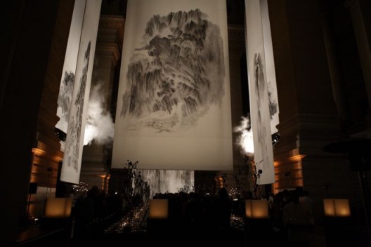 2009年，《山不厌高：徐龙森山水画展》，比利时布鲁塞尔皇家法院。（图片由艺术家提供） “XU Longsen: On Top of A Thousand Mountains”, Palace of Justice, Brussels, Belgium, 2009. (Image Courtesy of the Artist)