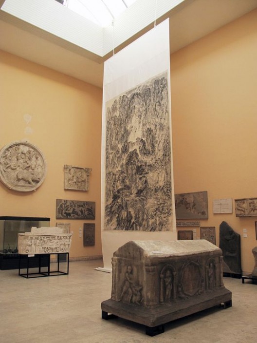 2011年，《山河岁月：徐龙森山水画展》，意大利罗马古文明博物馆。（图片由艺术家提供） “XU Longsen: On Top of Two Empires”, Museum of Roman Civilization, Rome, Italy, 2011. (Image Courtesy of the Artist)