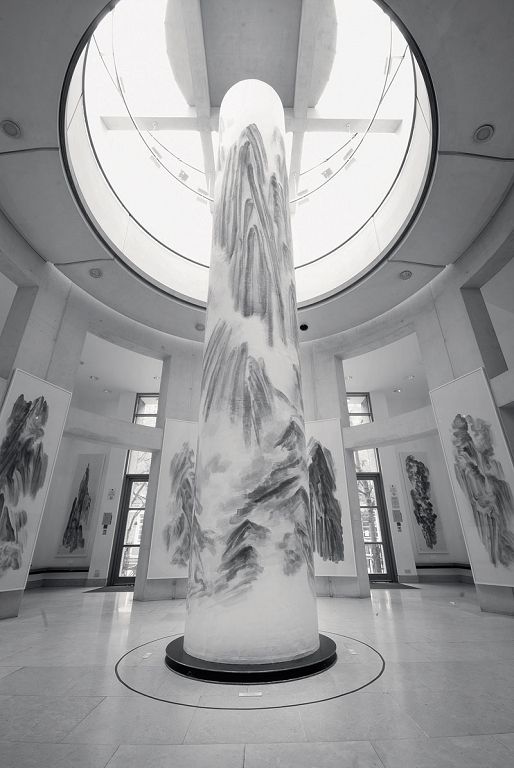 2011年,《山水图腾:徐龙森山水艺术展》,英国伦敦大学Brunei Gallery。(图片由艺术家提供) ‘Shanshui Totem - Xu Longsen Shanshui Art Exhibition’, The Brunei Gallery, University of London, UK, 2011. (Image Courtesy of the Artist)