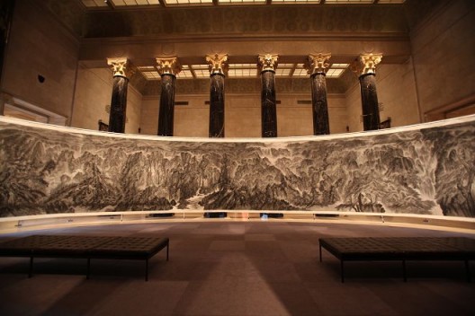 2013年,徐龙森,《江山行旅:中国古今山水画展》,美国堪萨斯城,纳尔逊‧阿特金斯艺术博物馆。(图片由艺术家提供) XU Longsen, “Journey through Mountains & Rivers: Chinese Landscapes Ancient & Modern”, The Nelson-Atkins Museum of Art, Kansas City, MO, USA, 2013. (Image Courtesy of the Artist)