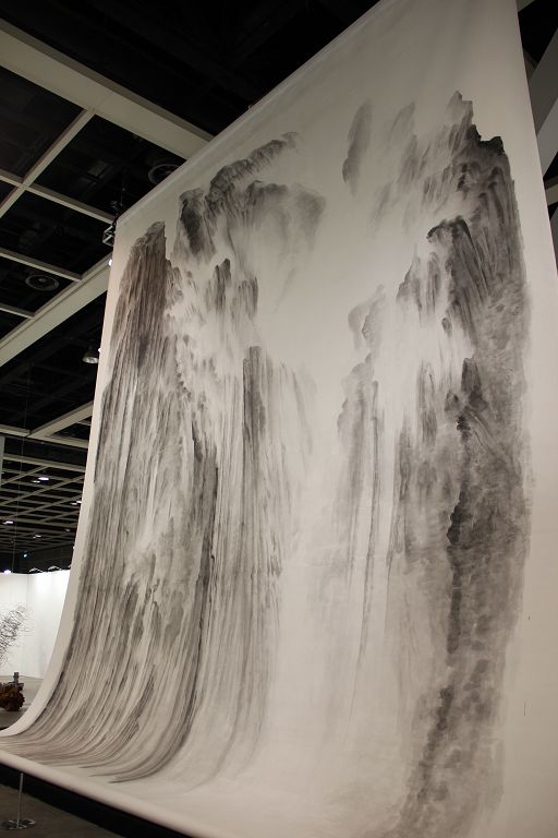 2015年,徐龙森,《山不厌高》,公共空间,香港巴塞尔艺术展。(图片由艺术家及汉雅轩提供) XU Longsen, “Beholding the Mountain with Awe No.1”, Encounters, Art Basel Hong Kong, 2015. (Image Courtesy of the Artist and Hanart TZ Gallery)