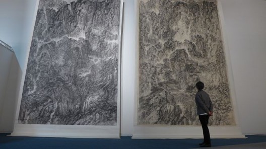 2015年,《万壑如摧》、《万木如风》,公共空间,阿布扎比艺术展,阿布扎比,阿联酋。(图片由艺术家及汉雅轩提供) “The Invincible Mountains” and “The Dynamic Forest”, Beyond, Abu Dhabi Art, Manarat Al Saadiyat, Saadiyat Cultural District, UAE, 2015. (Image Courtesy of the Artist and Hanart TZ Gallery)