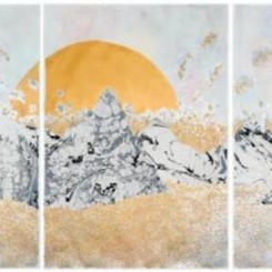 《the moon and the tides “settling in”》，Crystal Liu，111.8 x 228.6厘米（三联画）

纸本水粉彩、水彩及拼贴，2017年，图片由世界画廊（Galerie du Monde）提供